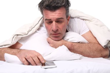 Yaşlı beyaz adam yatakta yatıyordu süre istimal hareket eden telefon