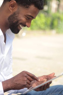 Siyah adam açık tablet kullanma