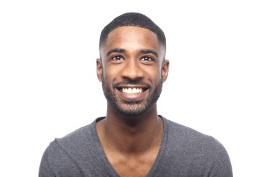 Siyah adam poz gülümseyen