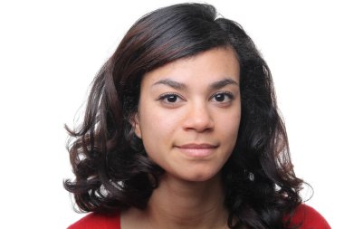 Güzel Afro-Amerikan kadın gülümsüyor