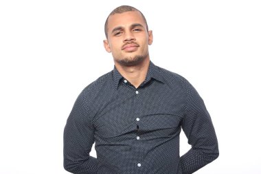 siyah adam Studio poz