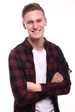 Beyaz genç adam gülümsüyor