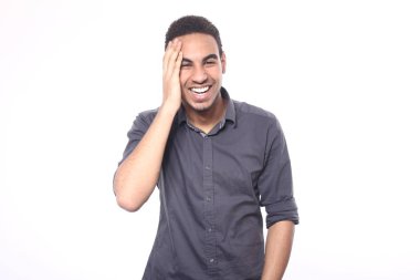 Genç siyah adam poz gülümseyen