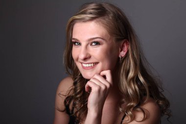 Güzel beyaz kız gülümsüyor