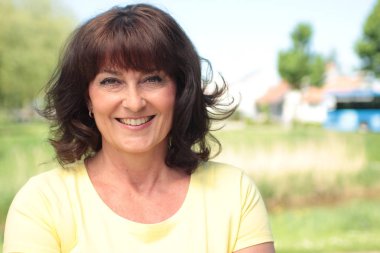 güzel bir kadın parkta poz