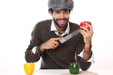 Tablo ve kesme biber oturan siyah adam