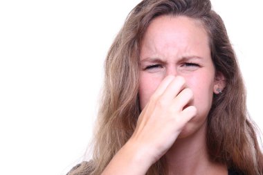 Güzel beyaz kadın burun duygu koku süre koruyor