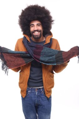 Beyaz arka plan üzerinde mutlu siyah adam