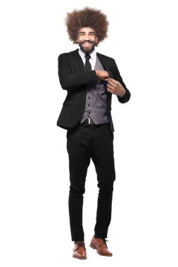 Siyah genç adam gülümsüyor