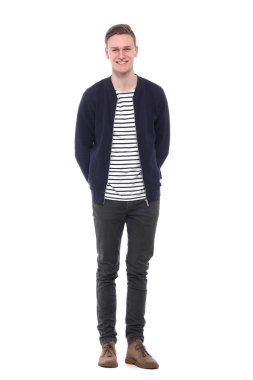 Beyaz genç adam gülümsüyor