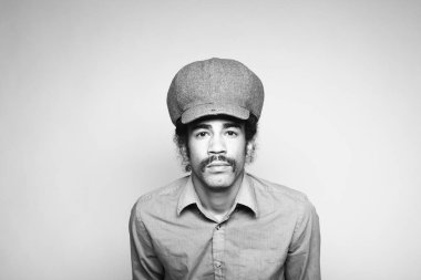 Siyah ve beyaz sesi Afrika adam