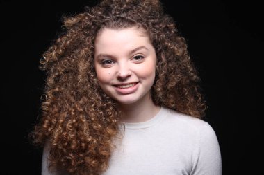 Güzel beyaz kız gülümsüyor