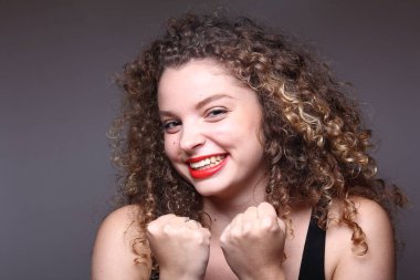 Güzel beyaz kız kutluyor