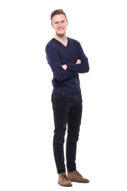 Beyaz genç adam gülümsüyor