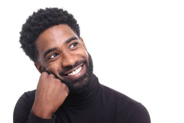 Beyaz arka plan üzerinde mutlu siyah adam