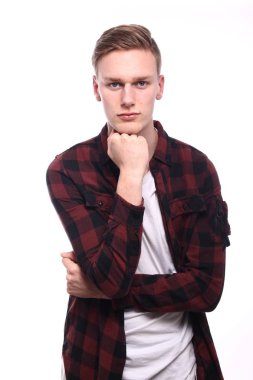 Genç beyaz adam ciddi