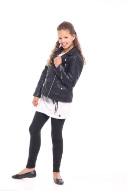 Güzel küçük kız gülümsüyor