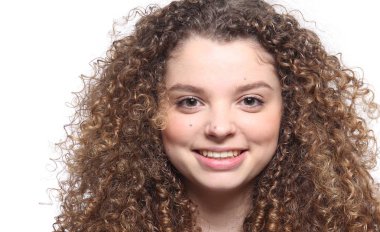 Güzel beyaz kız gülümsüyor