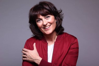 Mutlu yetişkin esmer kadın