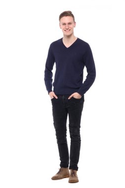 Beyaz genç adam gülümsüyor