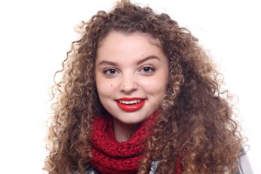 Güzel beyaz kız gülümsüyor