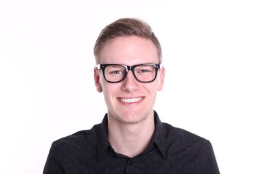 Beyaz genç adam gülümsüyor