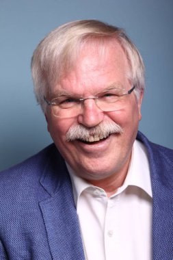 Yaşlı beyaz adam gülümsüyor