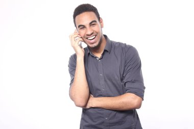 Siyah adam cep telefonuyla konuşuyor.