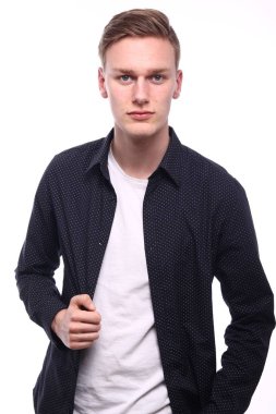 Genç beyaz adam ciddi