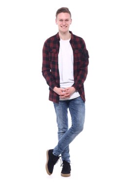 Beyaz genç adam gülümsüyor