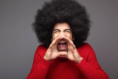 Siyah adam poz çığlık