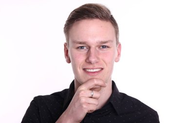 Beyaz genç adam gülümsüyor