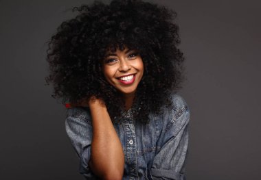 Güzel Afro-Amerikan kadın gülümsüyor