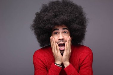 Şaşırmış siyah adam poz