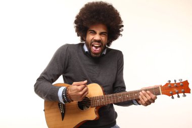 Siyah adam gitar çalmaya