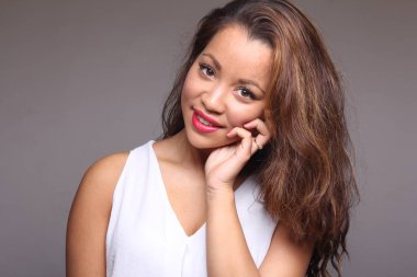 Güzel beyaz kız gülümsüyor