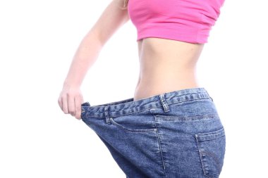 Büyük kotun içinde poz beyaz ince kız