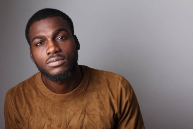 Siyah adam hakkında bir şey düşünüyor