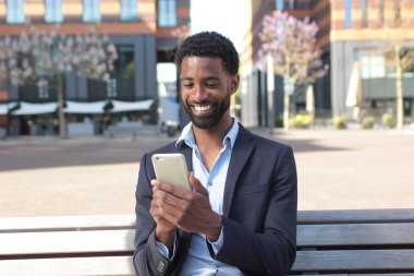 Bir cep telefonu kullanarak siyah iş adamı