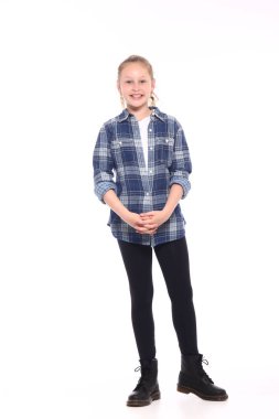 Güzel küçük kız gülümsüyor