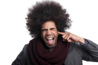 Beyaz arka planda siyah adam çığlık