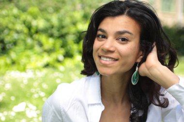 Açık havada gülümseyen güzel Afro-Amerikan kadın