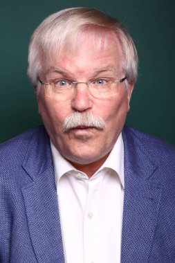 Yaşlı beyaz adam şaşırır