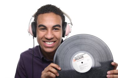 Adam Dj vinil disk ile siyah ve giyen kulaklık