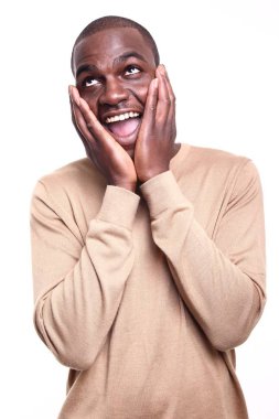 Siyah adam poz gülümseyen