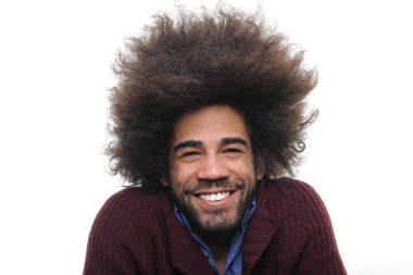 Beyaz arka plan üzerinde mutlu siyah adam