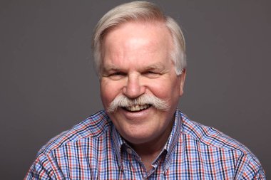 Yaşlı beyaz adam gülümsüyor