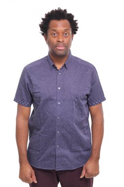 siyah adam Studio poz