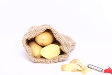 Patatesler beyaz arkaplanda izole