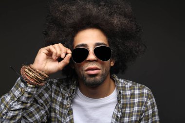 Gözlükte poz kıvırcık zenci